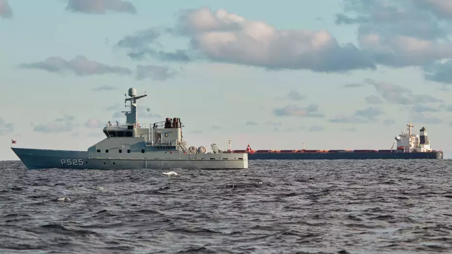 Carguero chino, al fondo, es vigilado por patrullas navales danesas.