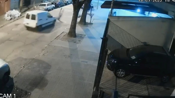 Atropella ladrón que asaltó mamá