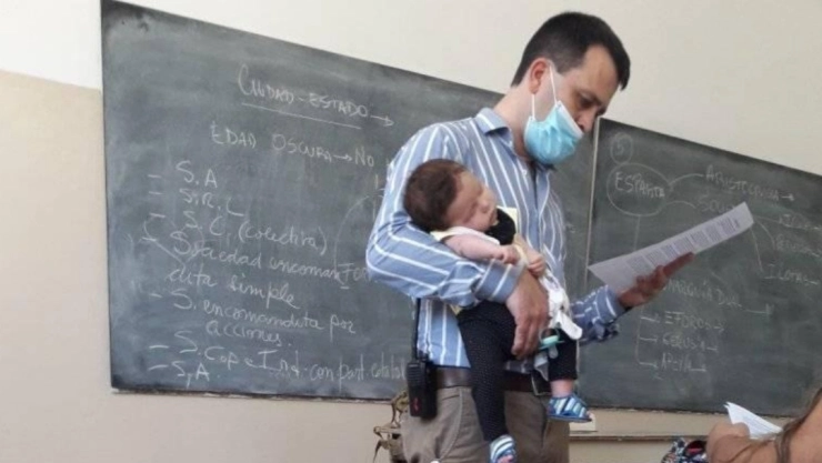 profesor-alumna-bebé.jpg