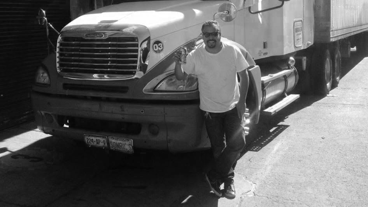 Sonrics Chihuahua chofer tráiler.jpg