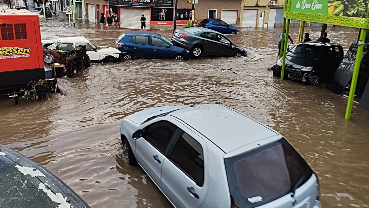 Calles y automóviles de Bahía Blanca, Argentina, inundados por lluvias marzo 2025