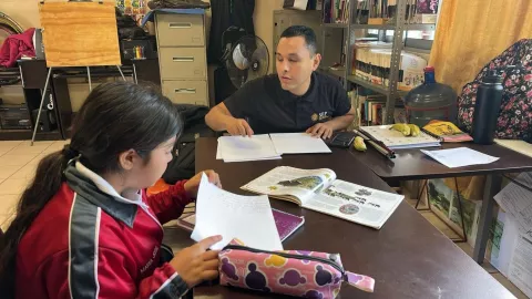 Irving Meza, maestro con discapacidad visual que inspira en Culiacán