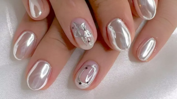 uñas plateadas japonesas