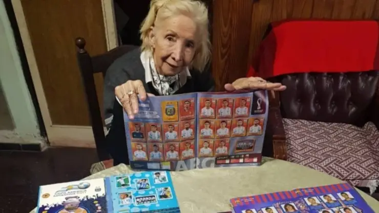 Ana del Rosario colecciona el álbum del Mundial de Qatar 2022