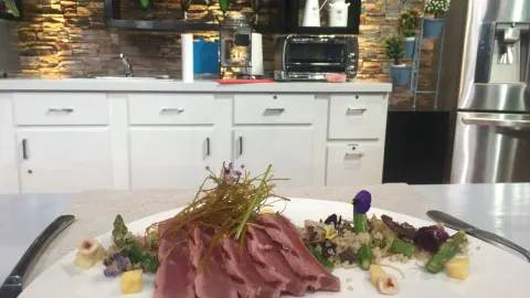 Atún marinado en piña y jengibre con ensalada de quinoa