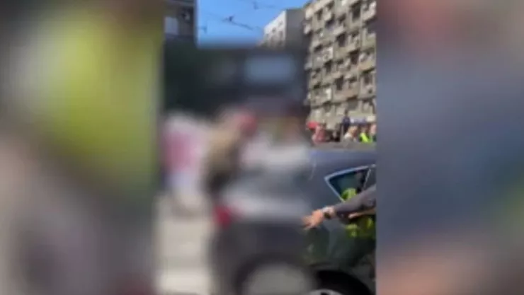 VIDEO: Captan momento en que conductor rompió bloqueo y embistió a adulto mayor durante protesta en Serbia