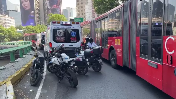 CDMX: Dos unidades del Metrobús chocan en la Glorieta de Insurgentes