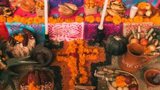 Día de Muertos 2025: Significado de los colores del papel picado en la ofrenda