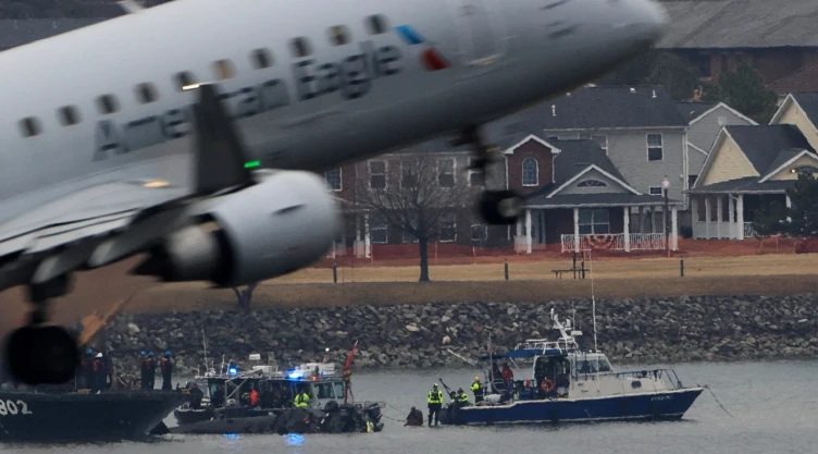 Trump culpa a Biden por el choque entre un avión y un helicóptero en Washington. ¿Hubo errores en el control del tráfico aéreo?