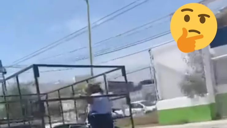 VIDEO VIRAL: Momento exacto en que captan a una mujer en sillas de ruedas sobre una camioneta en movimiento en calles de Aguascalientes 