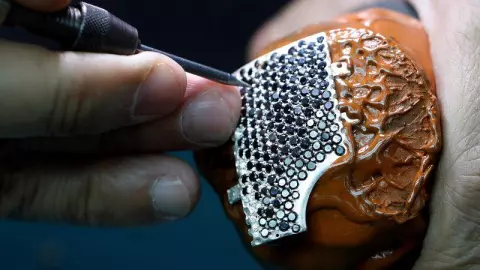 Joyeros diseñan cubrebocas con valor superior a los 33 millones de pesos 