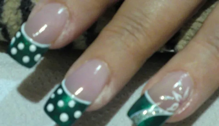 12 modelos de uñas verdes que se verán elegantes si las usas en cortas o largas: y para cualquier fecha del año
