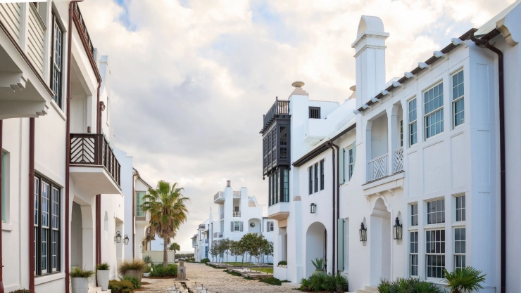 Visa de casas y un camino con palmeras de Alys Beach