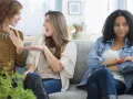 A veces tiene celos de las amistades de su pareja, cuidado.