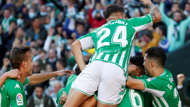 Betis celebra uno de los tres goles de Juanmi 