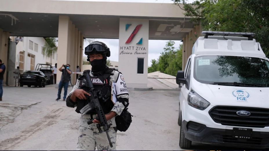 Fuerzas gubernamentales vigilan luego de enfrentamiento armado cerca de Puerto Morelos, México.