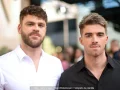 Alex Pall y Andrew Taggert de The Chainsmokers durante la red carpet.