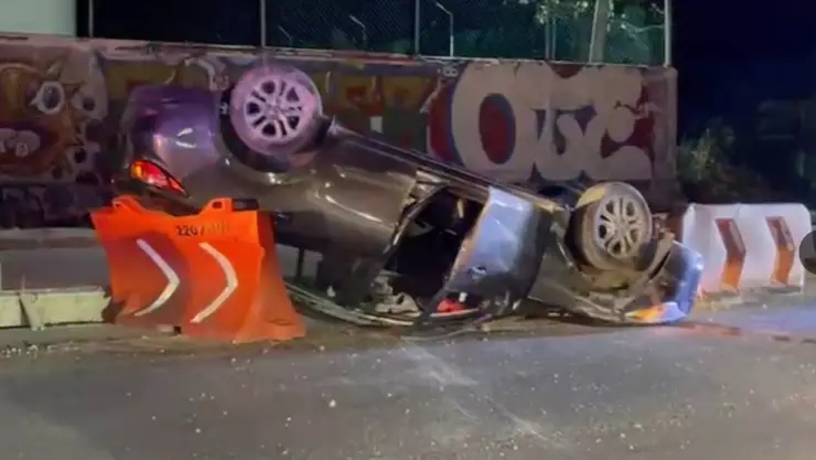 Amanece Cancún con aparatosa volcadura en la avenida Kabah; el conductor huyó