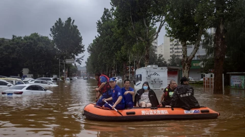 Continúa emergencia en China por lluvias del tifón Doksuri