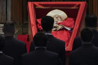 Personal del Vaticano presentan sus respetos al papa Francisco en la basílica de San Pedro, en el Vaticano.