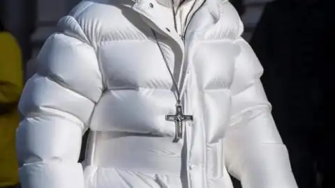 Usuarios de la Inteligencia Artificial Midjourney compartieron la imagen creada condicha IA donde representan al Papa Francisco con una chamarra de color blanco.