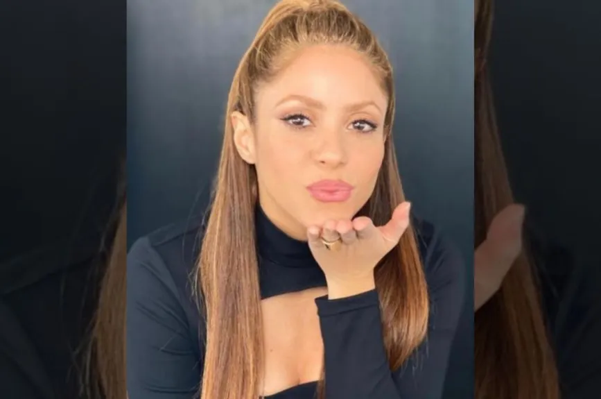 Shakira selfie beso.jpg