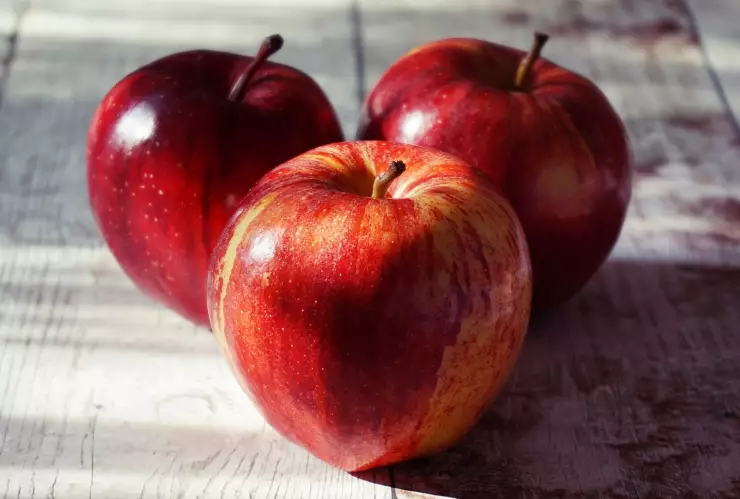 El ritual con tres manzanas rojas de Mhoni Vidente atrae abundancia usando billetes, canela y polvo dorado.