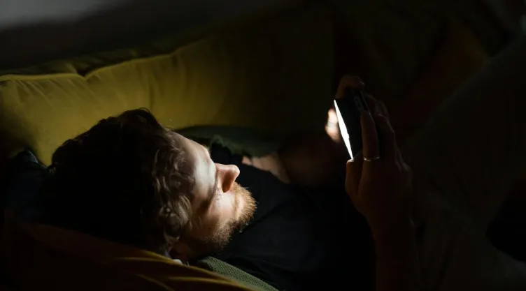 ¿Qué es el “vamping” y por qué la SSPC te pide que dejes el celular antes de dormir?