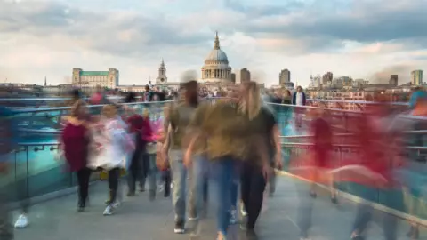 ¡Insólito! Viajero en el tiempo predice desastre en 2023