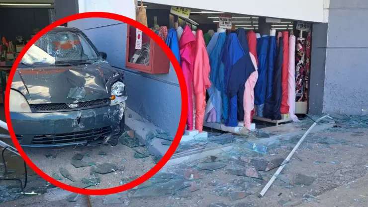¡Fuerte accidente! Automóvil choca contra ventanal de tienda de telas de la Región 100 en Cancún; (FOTOS).jpg