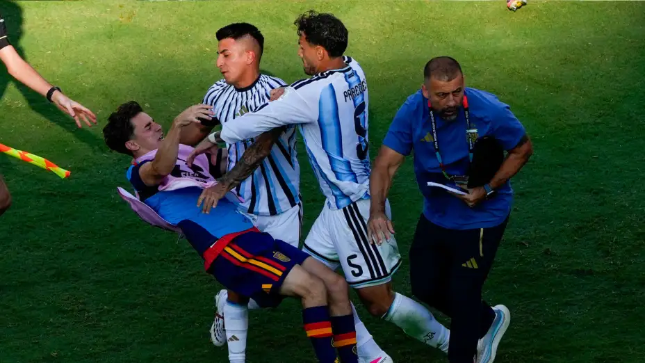 Leandro Paredes y Thiago Almada agreden a jugador español tras perder la final del Mundial.
