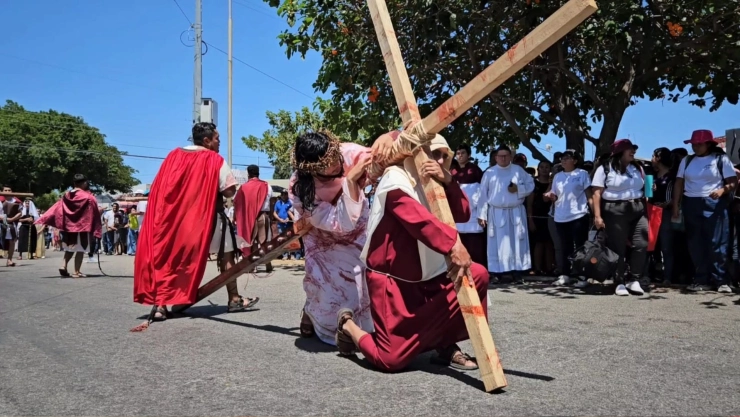 Actor de Vía Crucis viviente se DESMAYA en pleno Viernes Santo 2025; ¿está grave?