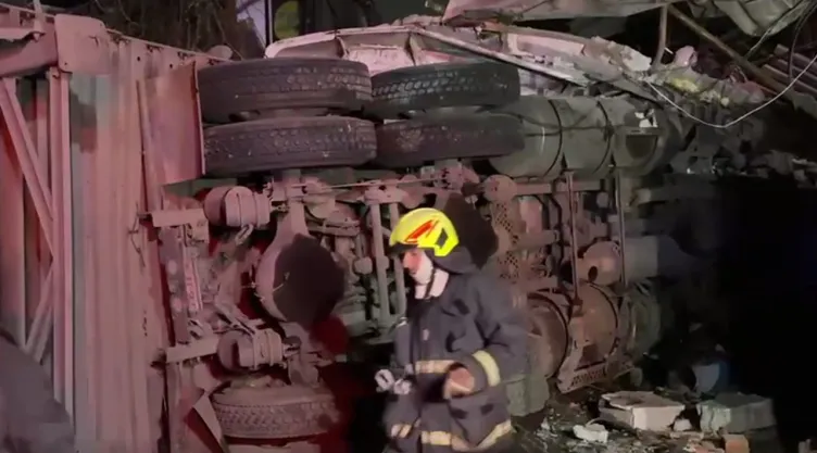 Tráiler vuelca con 20 toneladas de jabón.