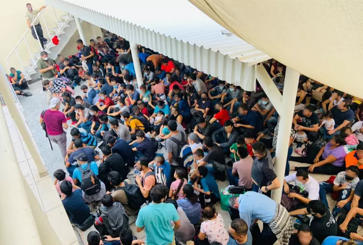 Rescatan a 327 migrante hacinados en casa de seguridad en Cadereyta, Nuevo Léon.