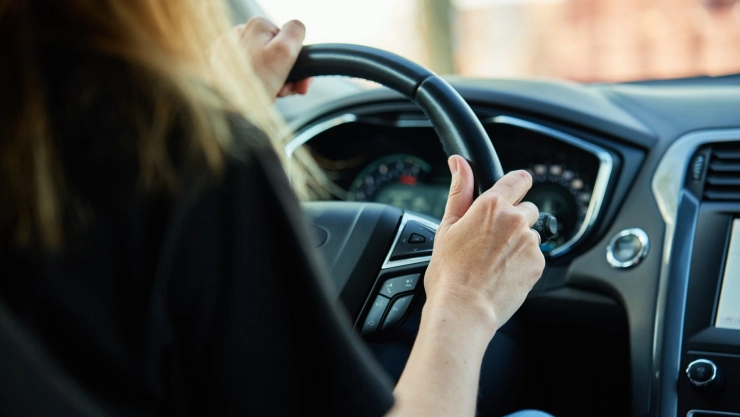 Mujer joven al volante