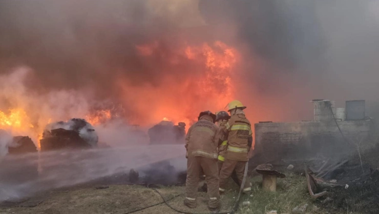 Se almacenada cartón y desechos industriales en el predio donde se originó el incendio en Chimalhuacán.