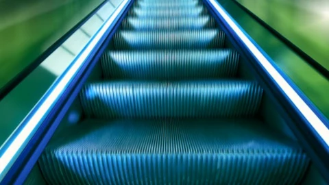 Pareja sufre terrible accidente en escaleras eléctricas.png