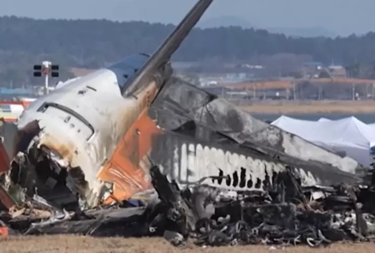 Expertos internacionales investigan el accidente aéreo más grave en Corea del Sur