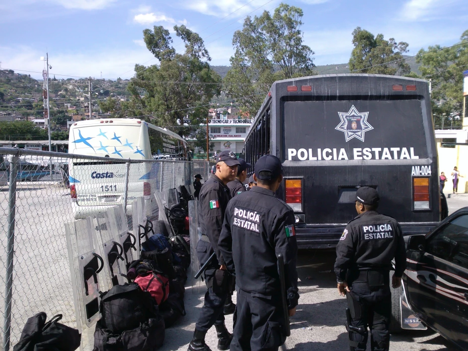 Por lo menos 4 policías resultaron heridos y 2 manifestantes fueron detenidos por las autoridades.