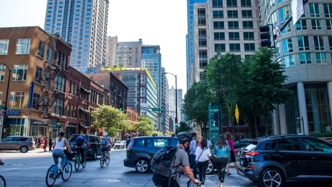 Autos y personas recorren calle de Chicago, Illinois