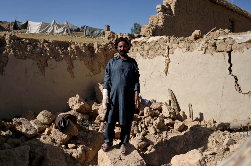 Shir Alam, de 38 años, un afgano que dice haber perdido a sus tres hijos en el reciente terremoto que golpeó Afganistán.