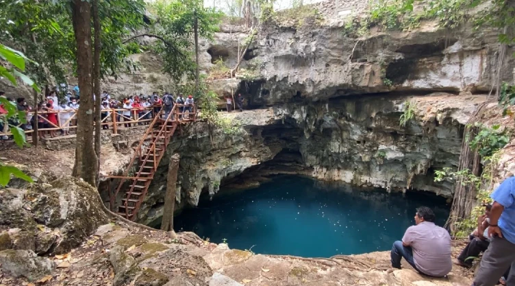 cenote yucatan 2.jpg