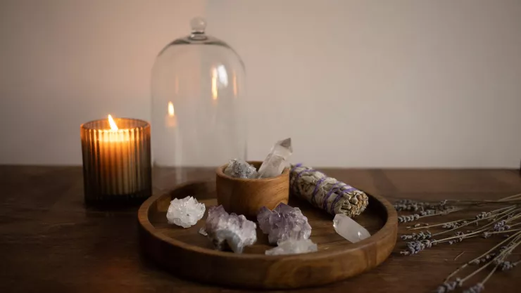 ¿Cómo abrir caminos con velas y cuarzos en casa, según la IA?