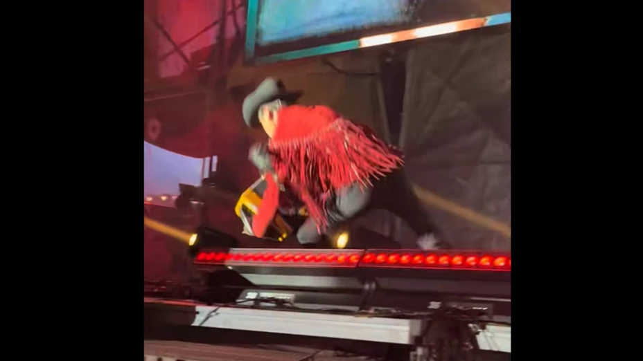 Jorge Hernández, vocalista de los Tigres del Norte, se cae en el escenario en la Feria Nacional Potosina.png