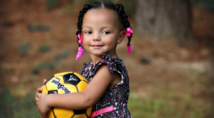 Niña con balón de futbol