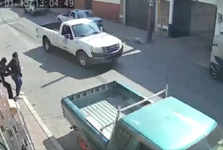 mujer somete a asaltante en morelos se viraliza.jpg