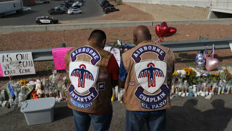 Personas oran frente a un altar improvisado en honor a las víctimas de una masacre en un centro comercial de El Paso, Texas, el lunes 5 de agosto de 2019. Imagen, AP.