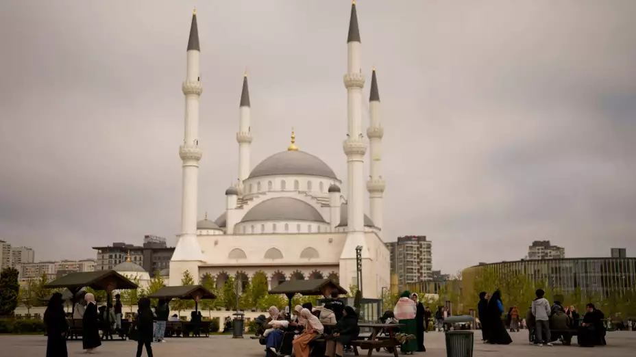 Personas se congregan al aire libre tras un sismo en Estambul, Turquía.