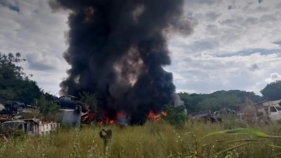 Reportan FUERTE INCENDIO en deposito de Kanasín por culpa del efecto lupa y arrasó con 5 vehículos