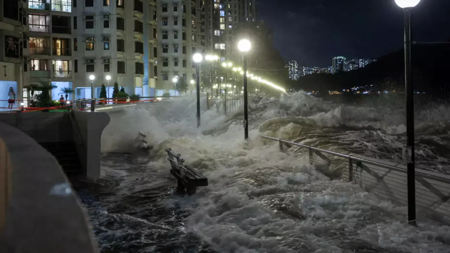 Supertifón “Ragasa” deja afectaciones en Hong Kong